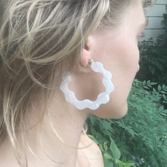 New! Scalloped resin hoop earrings💫 - Picture 5 of 5